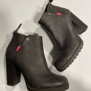 LEVI’S BROWN BOOTIES